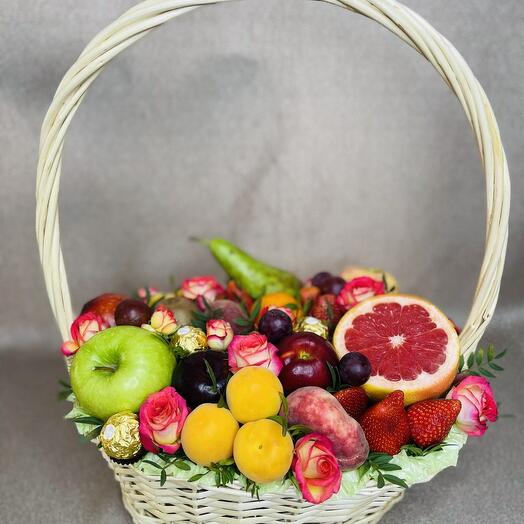 Фруктовая корзина из фруктов, конфет Ferrerro Rocher и розы кустовой