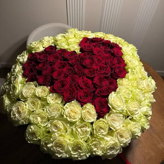 Корзина «сердце» из белых и бордовых роз