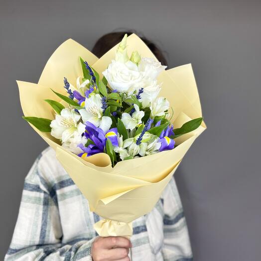 Букет светлых альстромерий с эустомой и яркими ирисами