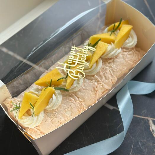 Pastel de merengue con relleno de fresa, postre
