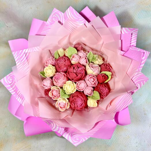 Нежный букет из шоколадных пионов и роз для любимой