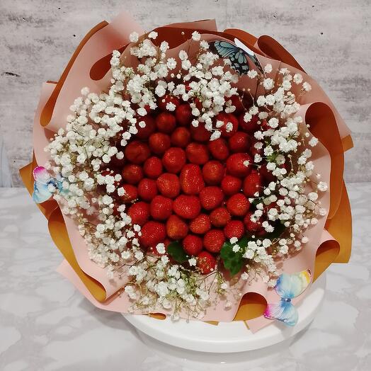 Букет из клубники и цветов
