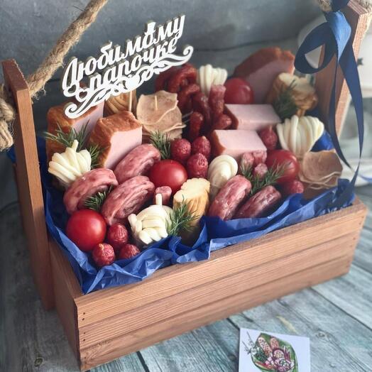 Ящик с мясными деликатесами и сыром