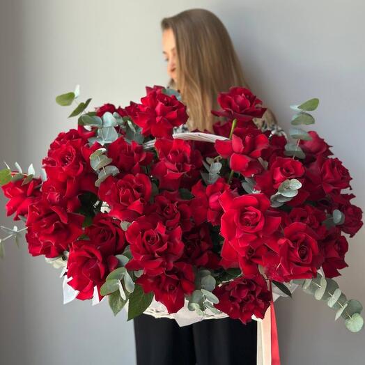 Корзина с красными розами 51 шт
