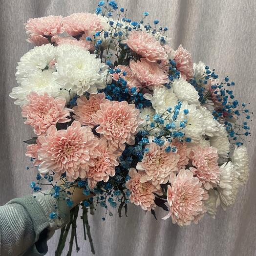 Букет из хризантем и синих гипсофил