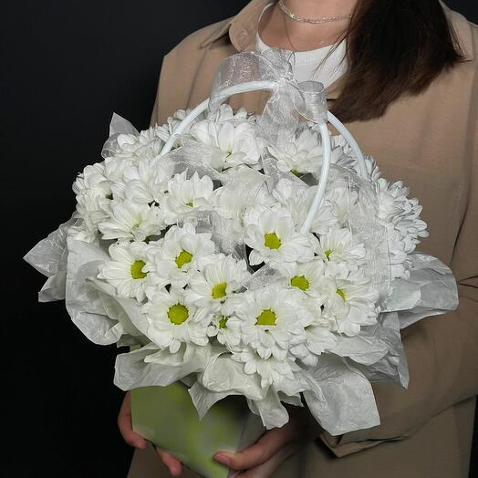 Корзинка из белых хризантем
