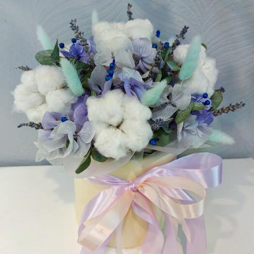 Композиция из сухоцветов с хлопком и гортензией