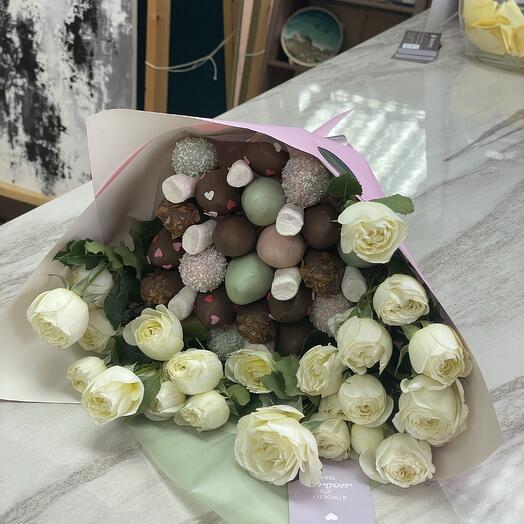 Букет из клубники в шоколаде с кустовыми розами