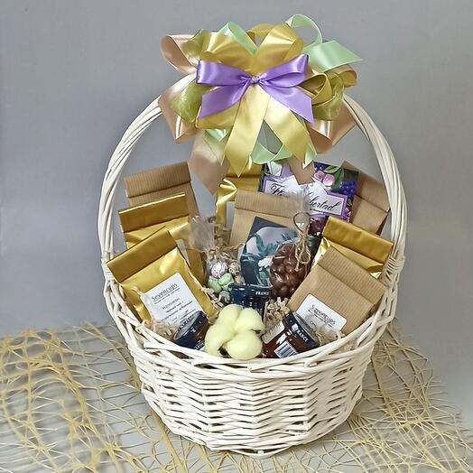 Чайная корзина - Подарочный  набор с чаем и сладостями