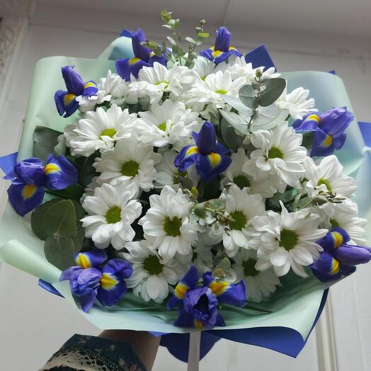 Букет из ирисов, хризантем и эвкалипта