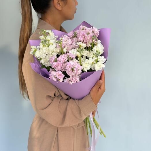 Букет из ароматной кустовой маттиолы
