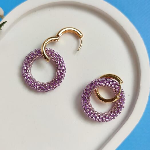 Серьги кольца с круглыми подвесками оплетенными бисером "Лавандовый вихрь". Ручная работа