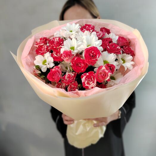 Букет цветом Ромашковая хризантема, кустовые розы