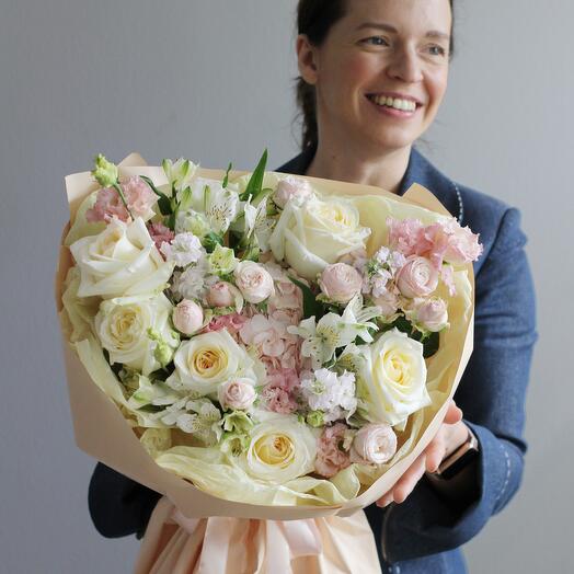 Бежевый букет с пионовидными розами