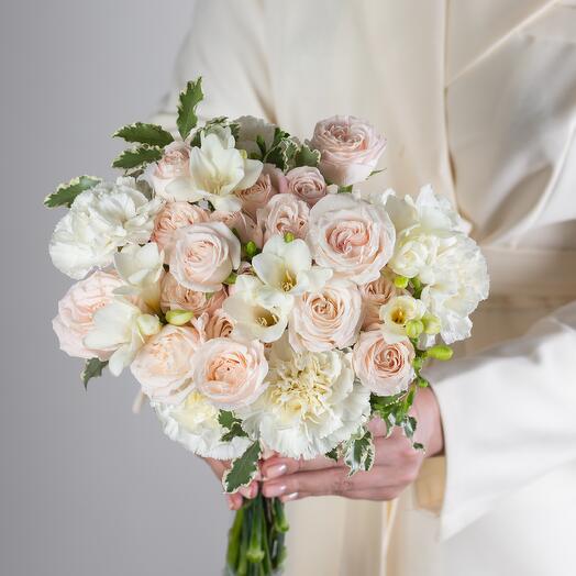 Букет невесты с диантусами и пионовидными розами  «Нежные чувства»