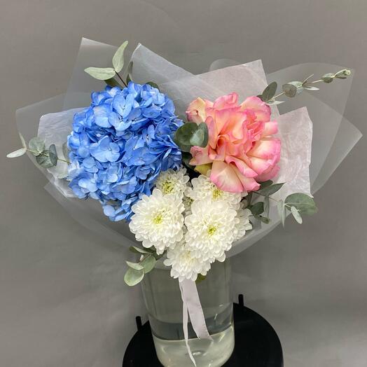 Букет из гортензии, французской розы и хризантемы