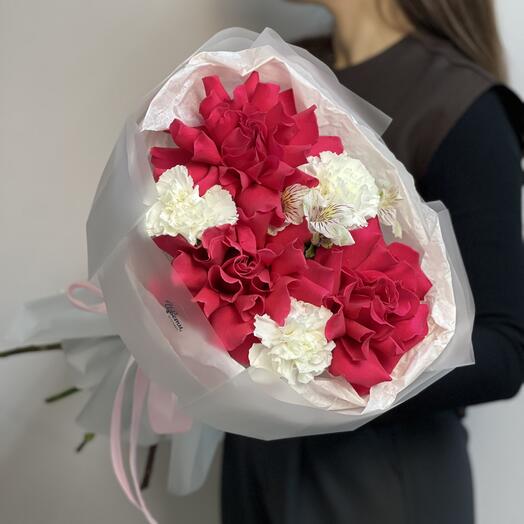 Яркие ажурные розы, диантусы и альстромерия