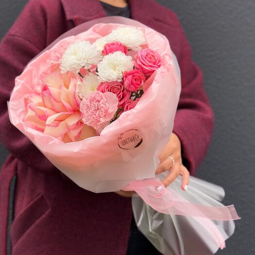 Авторский букет « Чудо» с кустовой розой,динатусами и хризантемой