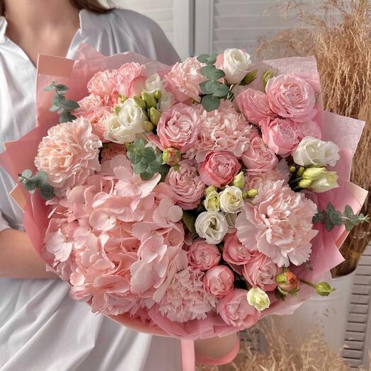 Авторский букет: пионовидные розы, гортензия, эустома, диантус, эвкалипт