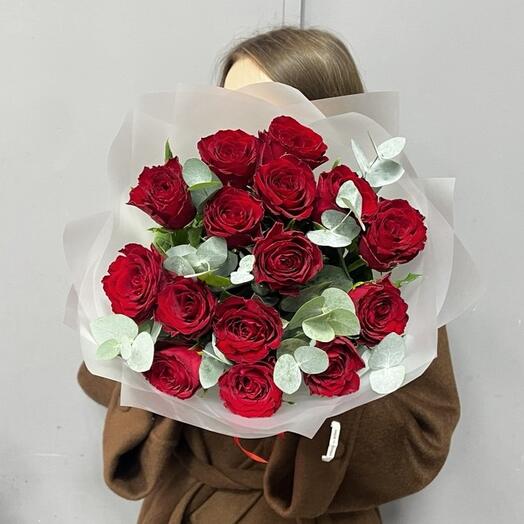 Красные розы с эвкалиптом 15 шт 🌹