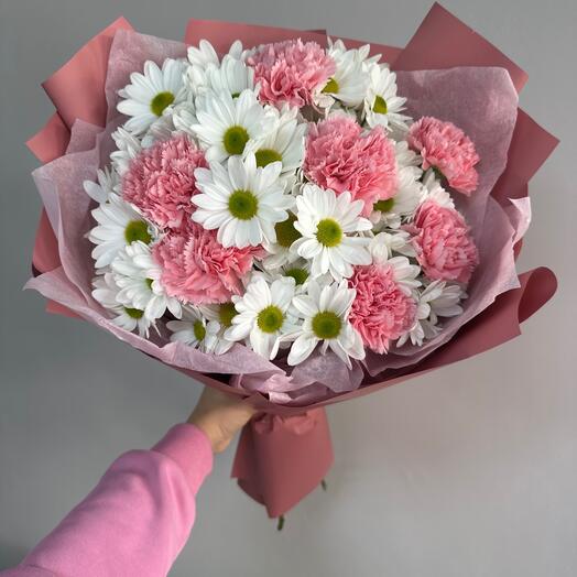 Нежный букет ромашка и гвоздика