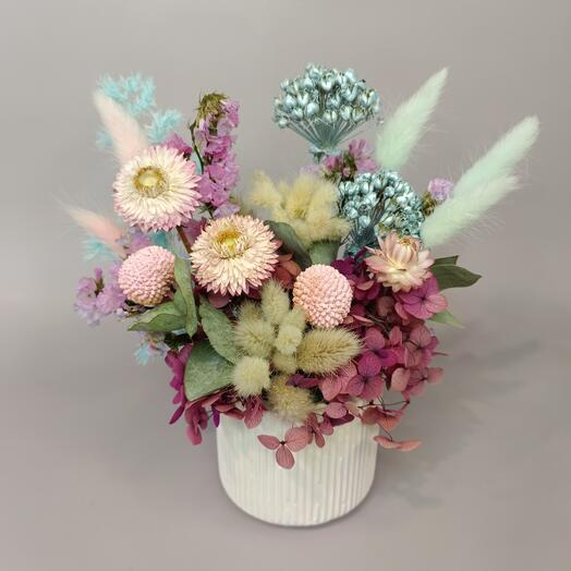 Композиция из сухоцветов в розово-голубой гамме