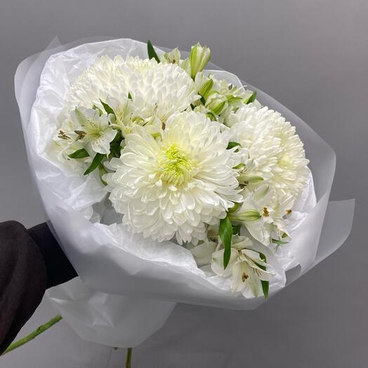 Букет с одноголовыми хризантемами и альстромерией