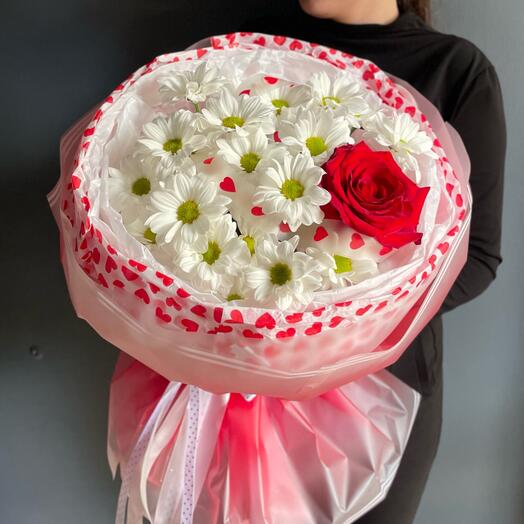Букет из белой кустовой хризантемы с красной розой в интересной упаковке