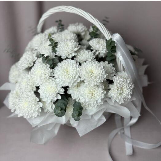 Букет кустовых хризантем с эвкалиптом в корзине 15шт