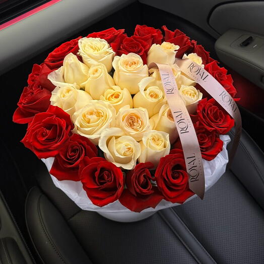 Композиция из роз в коробке ( сердце)