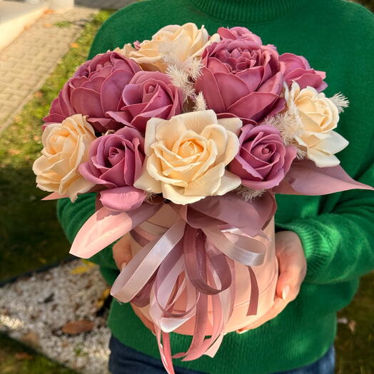 Pudra rəngli lüks qutu