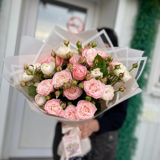 Нежный букет из кустовой пионовидной розы 💗