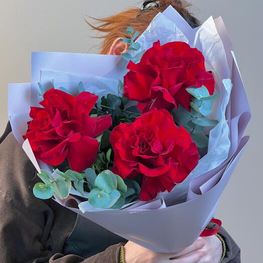Букет из Красных Французких Роз с Эвкалиптом