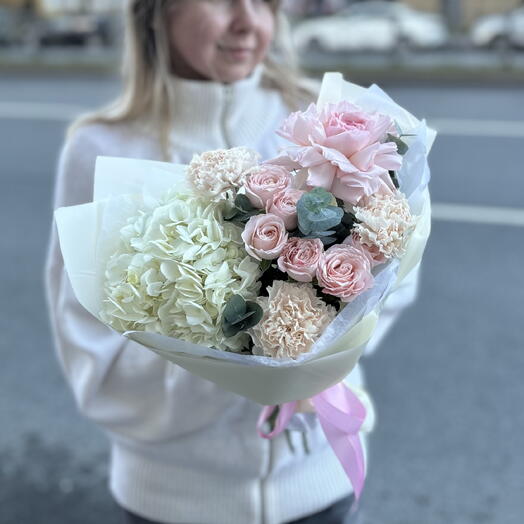 Нежный букет для мамы: гортензия, розы, диантусы