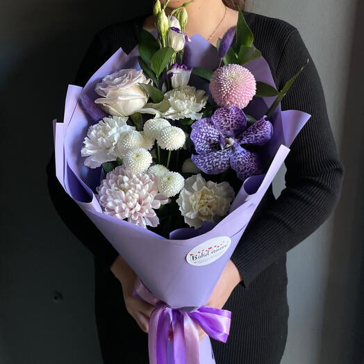 Нежный букет с розами, орхидеей и сортовыми гвоздиками