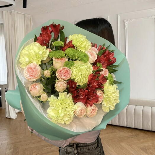 Букет из кустовых роз и диантусов💚