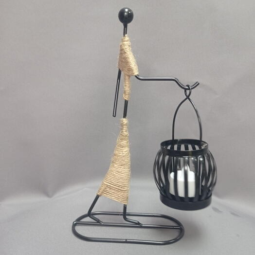 Подсвечник металлический "Фигура с корзиной"
