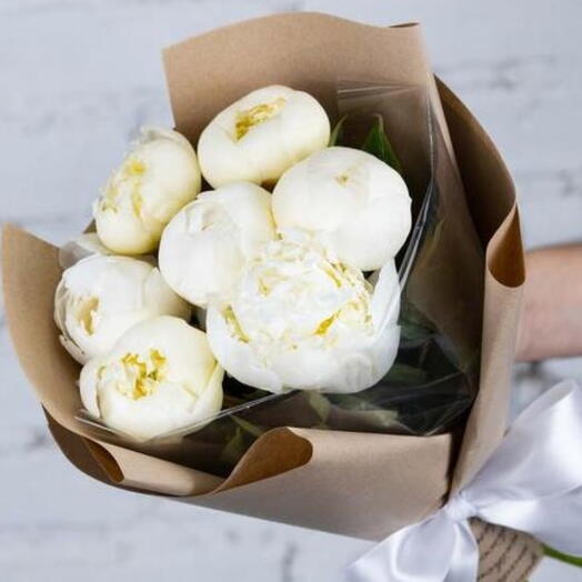 Bouquet of 7 white peonies in craft