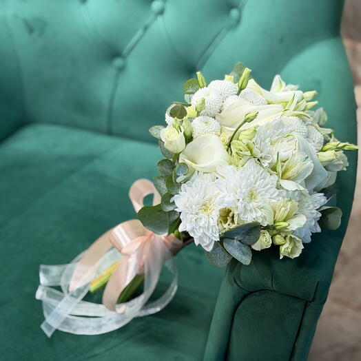 Букет невесты из альстромерий, хризантем, эустом, калл с эвкалиптом