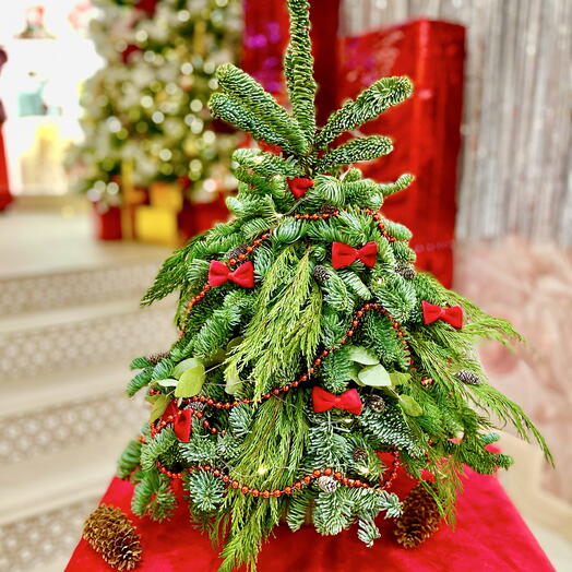 Ёлка из нобилиса с бархатными бантиками и бусами