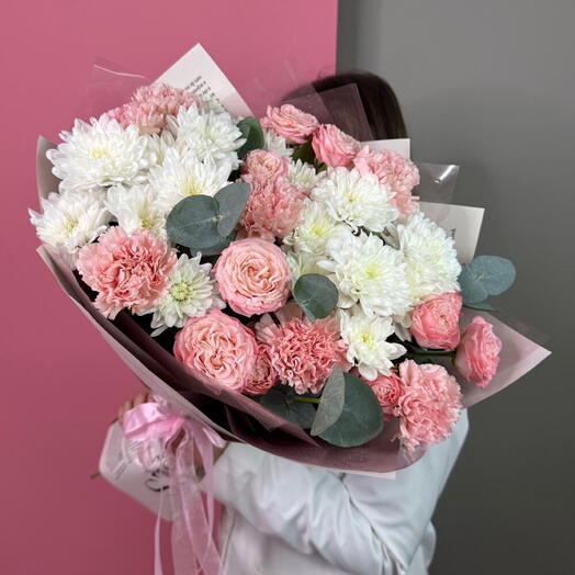 Нежный букет с кустовыми пион розами