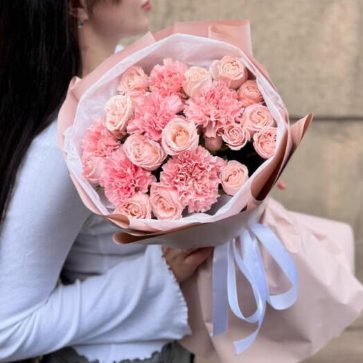 Нежный букет «Пастель» с Кустовыми розами и Диантусами 💕