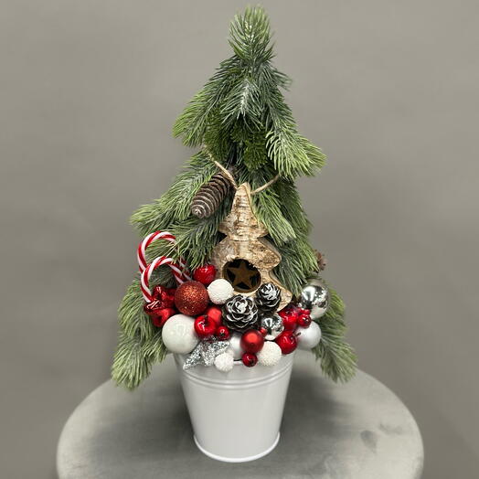 Елка искусственная с декором