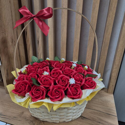 Корзина 33 алых розы из мыльной пены