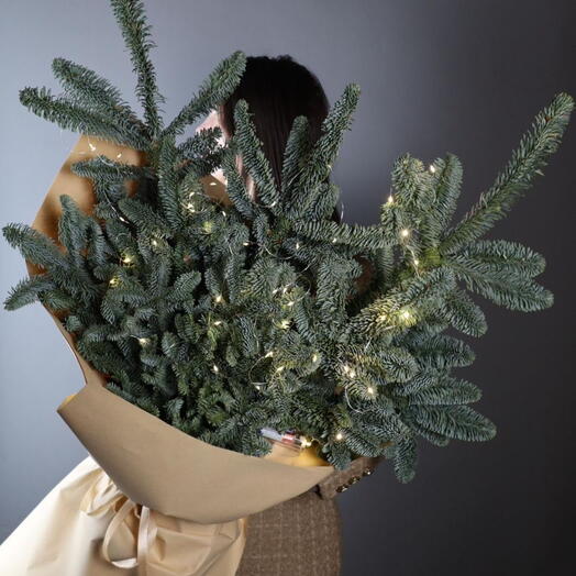 Пять веток нобилиса в крафте + гирлянда