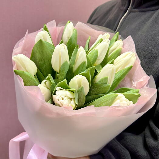 15 белых тюльпанов в розовом