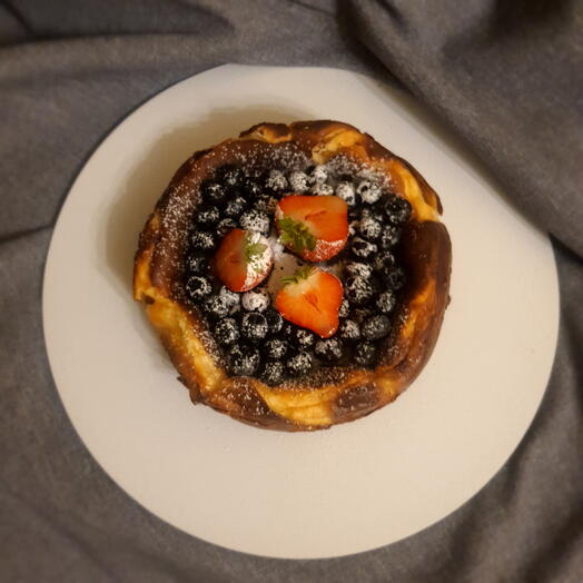 Баскский чизкейк, Сан-Себастьян, жжёный чизкейк, с ягодами на праздник, на день рождения, маме, девушке