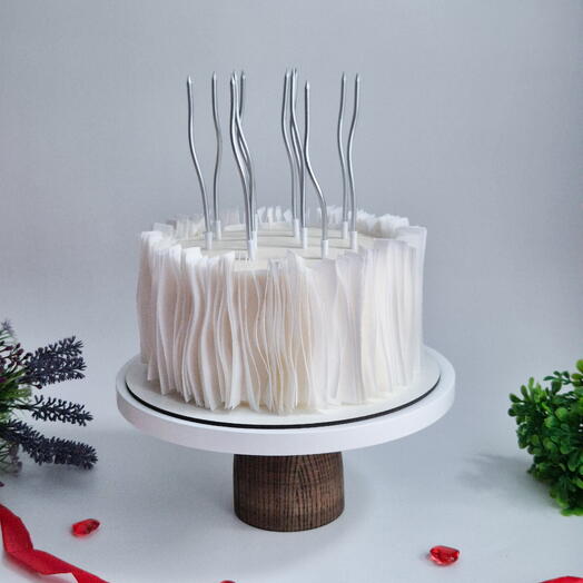 Трендовый торт с полосками и свечами 1,5 кг