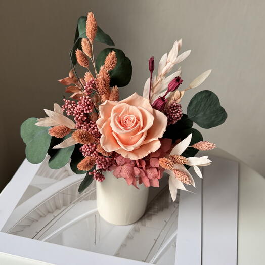 Композиция с персиковой стабилизированной розой