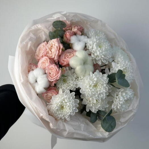 Букет с пионовидной кустовой розой , кустовой хризантемой и хлопком